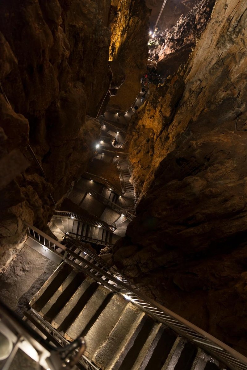 Briskovska jama Grotta Gigante podzemni svet kapniske oblike turisticna jama