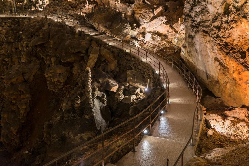 Briskovska jama Grotta Gigante podzemni svet kapniske oblike turisticna jama