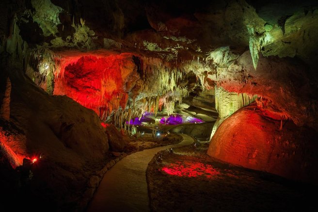 Briskovska jama Grotta Gigante podzemni svet kapniske oblike turisticna jama