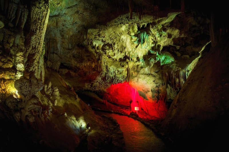 Briskovska jama Grotta Gigante podzemni svet kapniske oblike turisticna jama