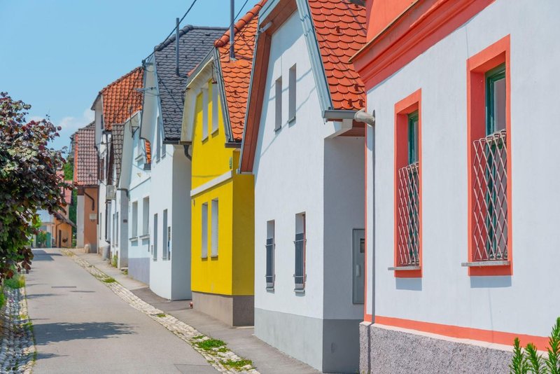 Nekoč simbol blaginje, danes vse bolj ogrožen: srednji razred v teh 7 evropskih državah počasi izginja