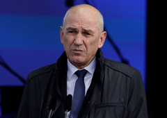 Je Janez Janša med govorom na proslavi navedel napačen podatek? To pravijo uradni viri