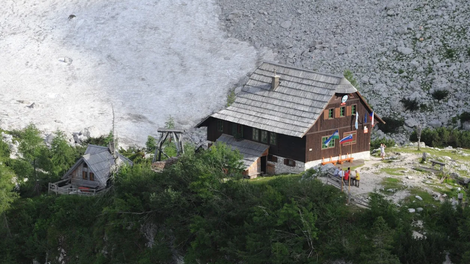 "Kot iz pravljice!" Slovenska koča navdušila naše južne sosede, pohvalili so tudi domače dobrote (FOTO)