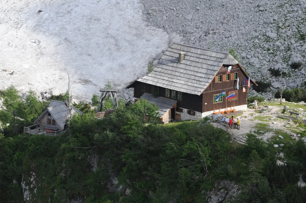 "Kot iz pravljice!" Slovenska koča navdušila naše južne sosede, pohvalili so tudi domače dobrote (FOTO) (foto: Google Zemljevidi/Češka koča na Spodnjih Ravneh)