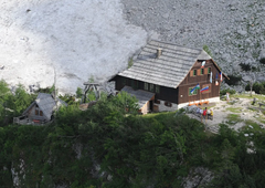 "Kot iz pravljice!" Slovenska koča navdušila naše južne sosede, pohvalili so tudi domače dobrote (FOTO)