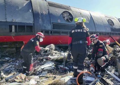 Je tragedijo v Španiji povzročila človeška napaka? V trčenju vlakov po zadnjih podatkih umrlo najmanj 64 ljudi