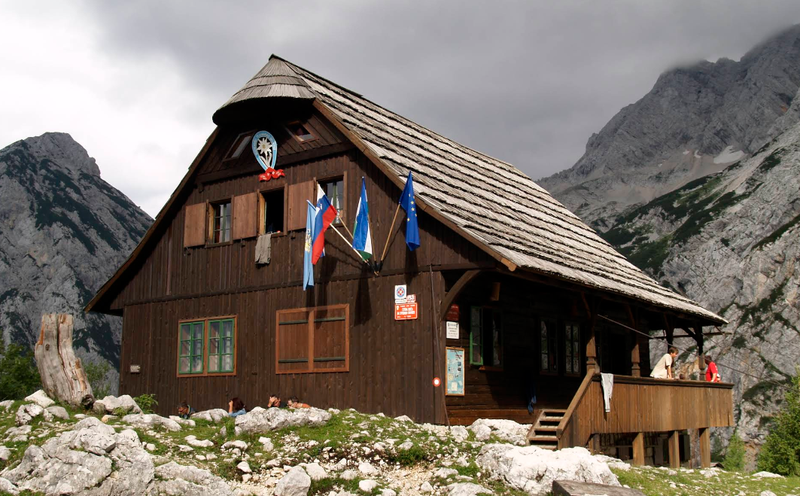 "Kot iz pravljice!" Slovenska koča navdušila naše južne sosede, pohvalili so tudi domače dobrote (FOTO)