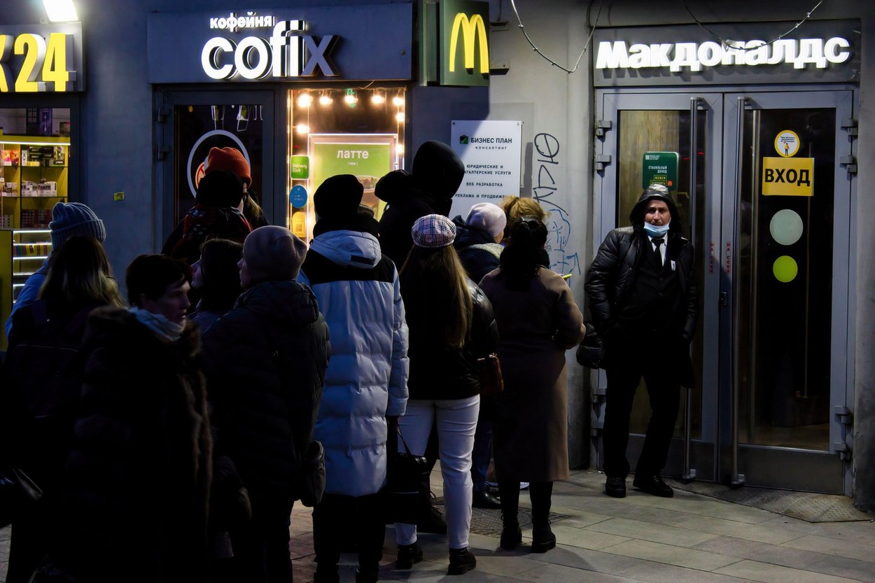Ljudje čakajo v vrsti za vstop v restavracijo McDonald's v Moskvi.