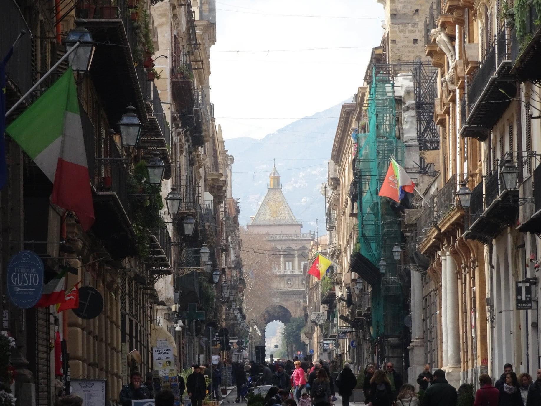 Tipično ozke in polne ulice Italije.