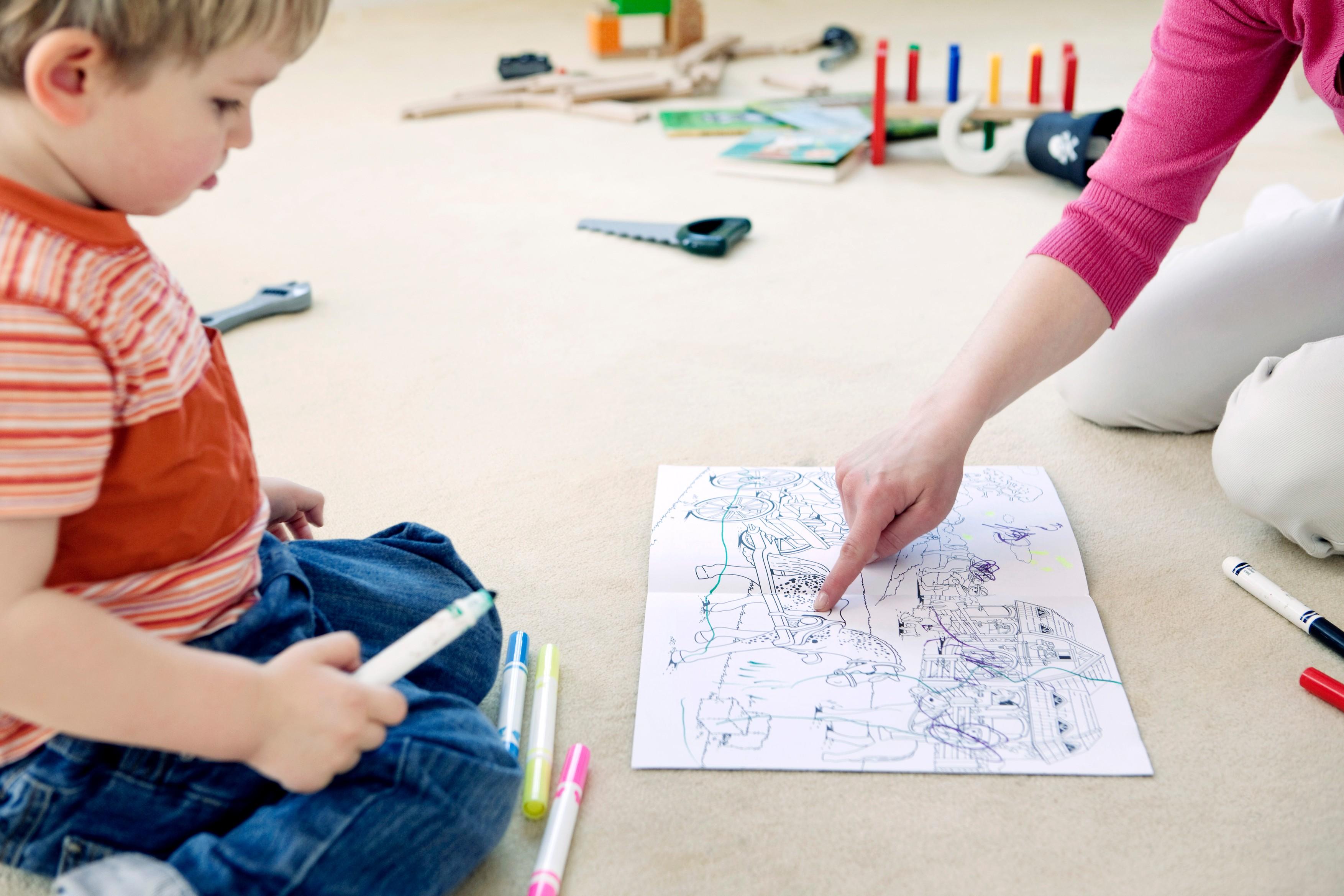 Za otroke oblikuje različne dejavnosti ... Ki niso več samo risanje risbic.