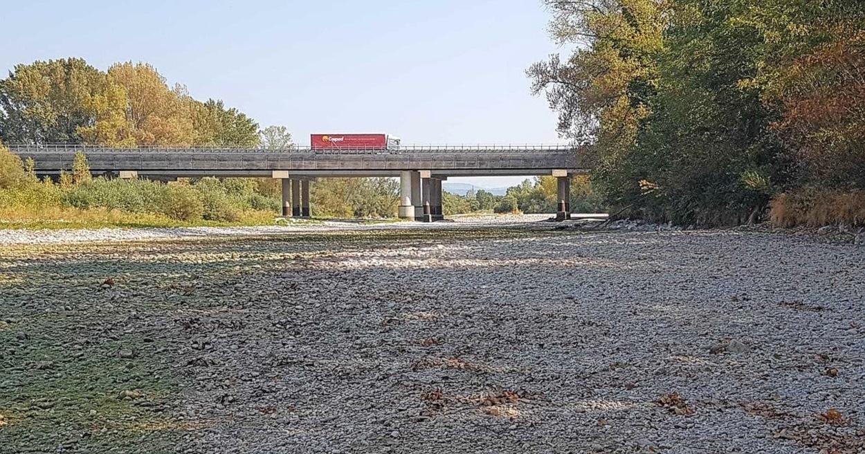 Tukaj je tekla reka, a trenutno o njej ni nobenih sledi ...