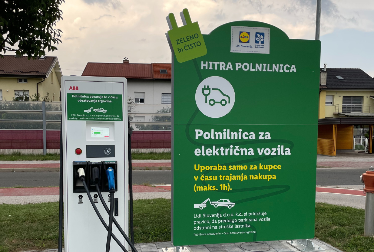 Polnilnico lahko lastniki električnih jeklenih konjičkov uporabljajo eno uro.