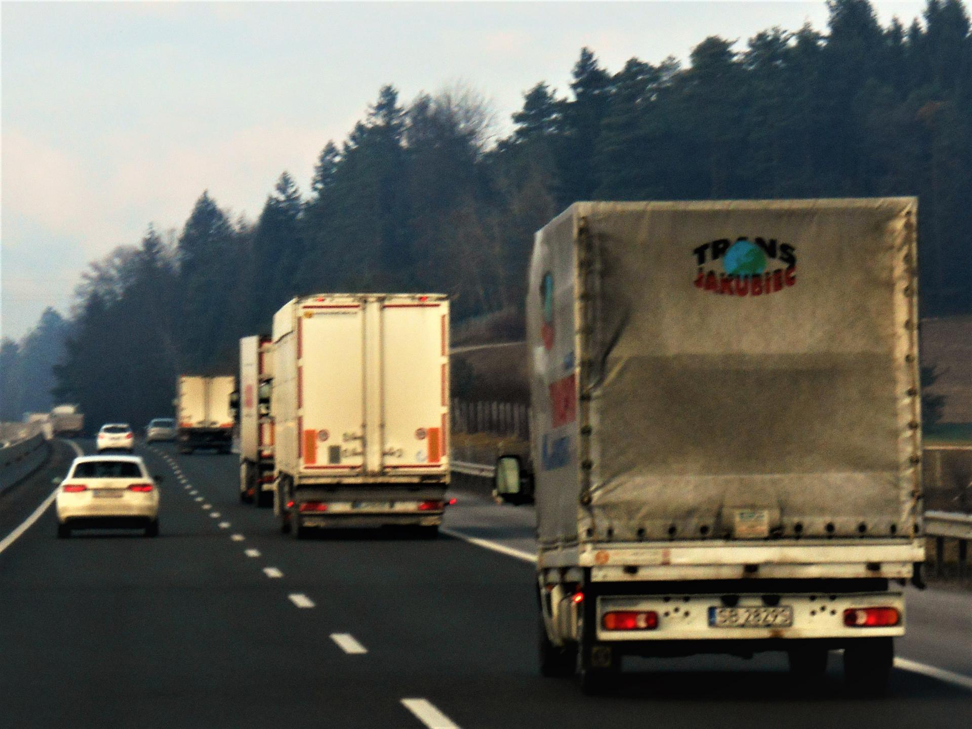Večina voznikov tovornjakov je disciplinirana; globa za neupoštevanje prepovedi znaša 300 evrov.