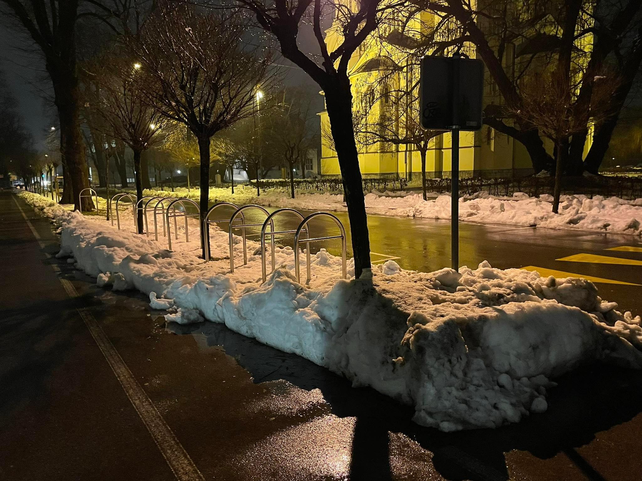 Fotografija je bila posneta izpred Narodne galerije v Ljubljani. 

Sneg zavzema celotno kolesarko progo in se v visokih 'kupih' nabira ob cesti.