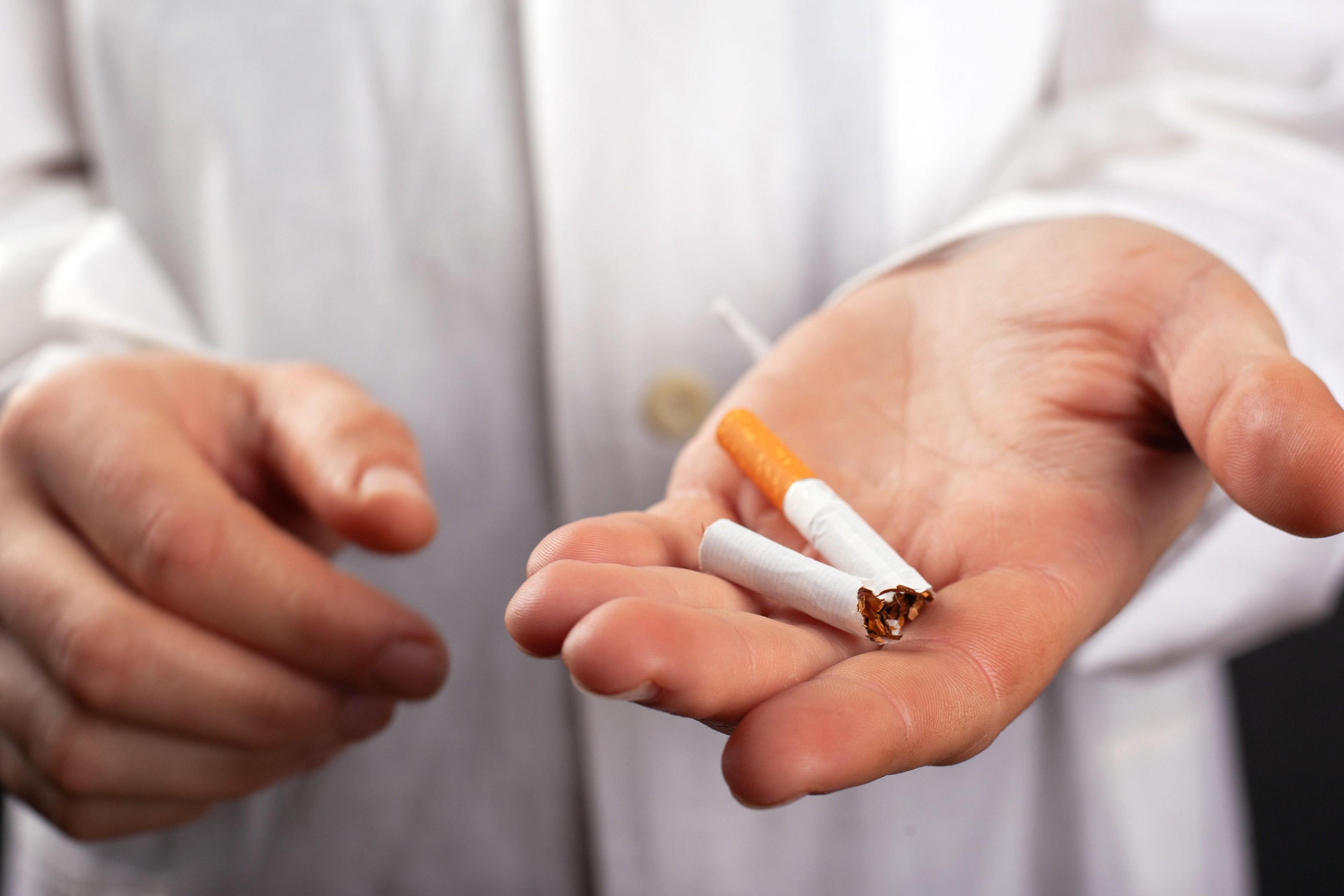 “Ministrstvo za zdravje opozarja: Kajenje je zdravju škodljivo”.