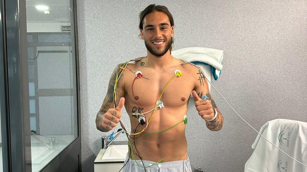 Srbski nogometaš je v bolnišnici poziral nasmejan in očitno povsem pri močeh.
