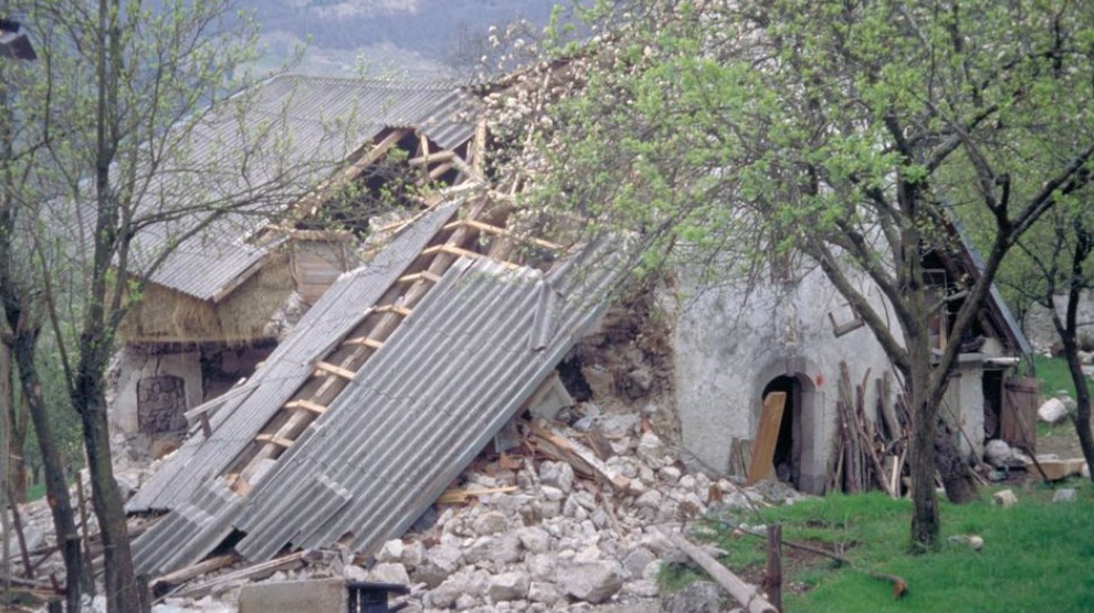 Poškodbe na stavbi na planini Polog.