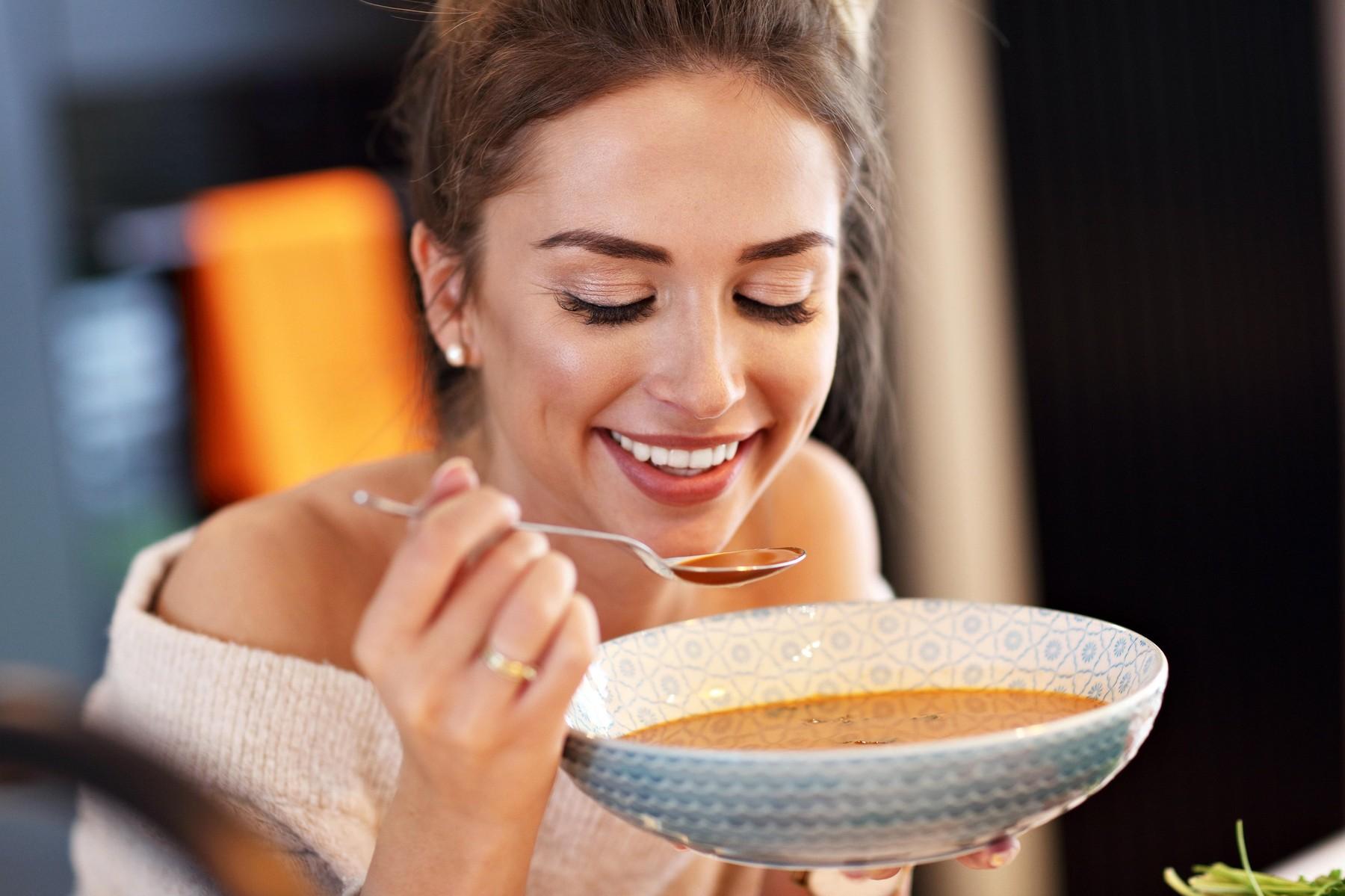 Kako vam kostna juha lahko pomaga pri hujšanju?