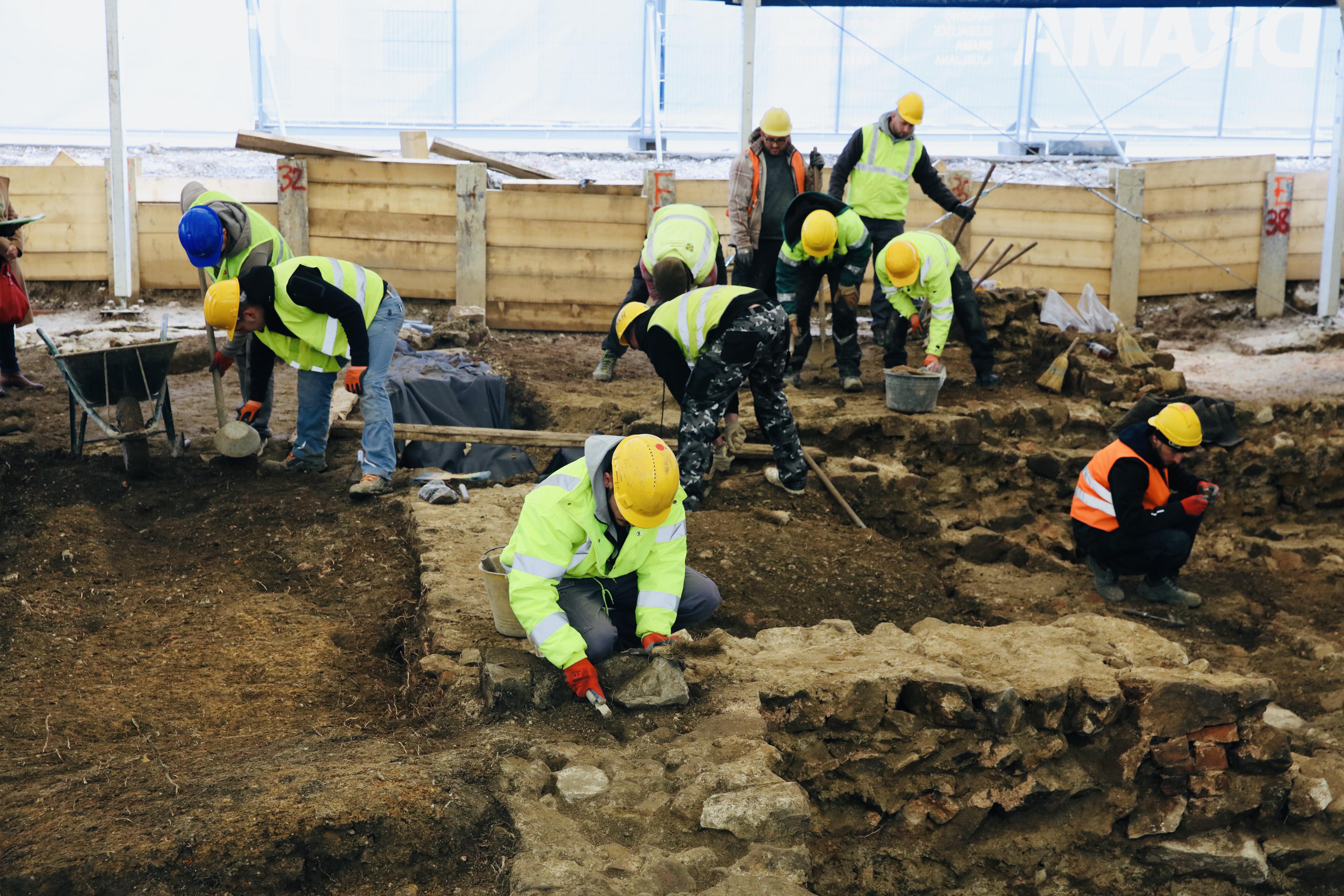 Izkopavanja na območju SNG Drama potekajo v neposredni bližini foruma in glavnih cest.