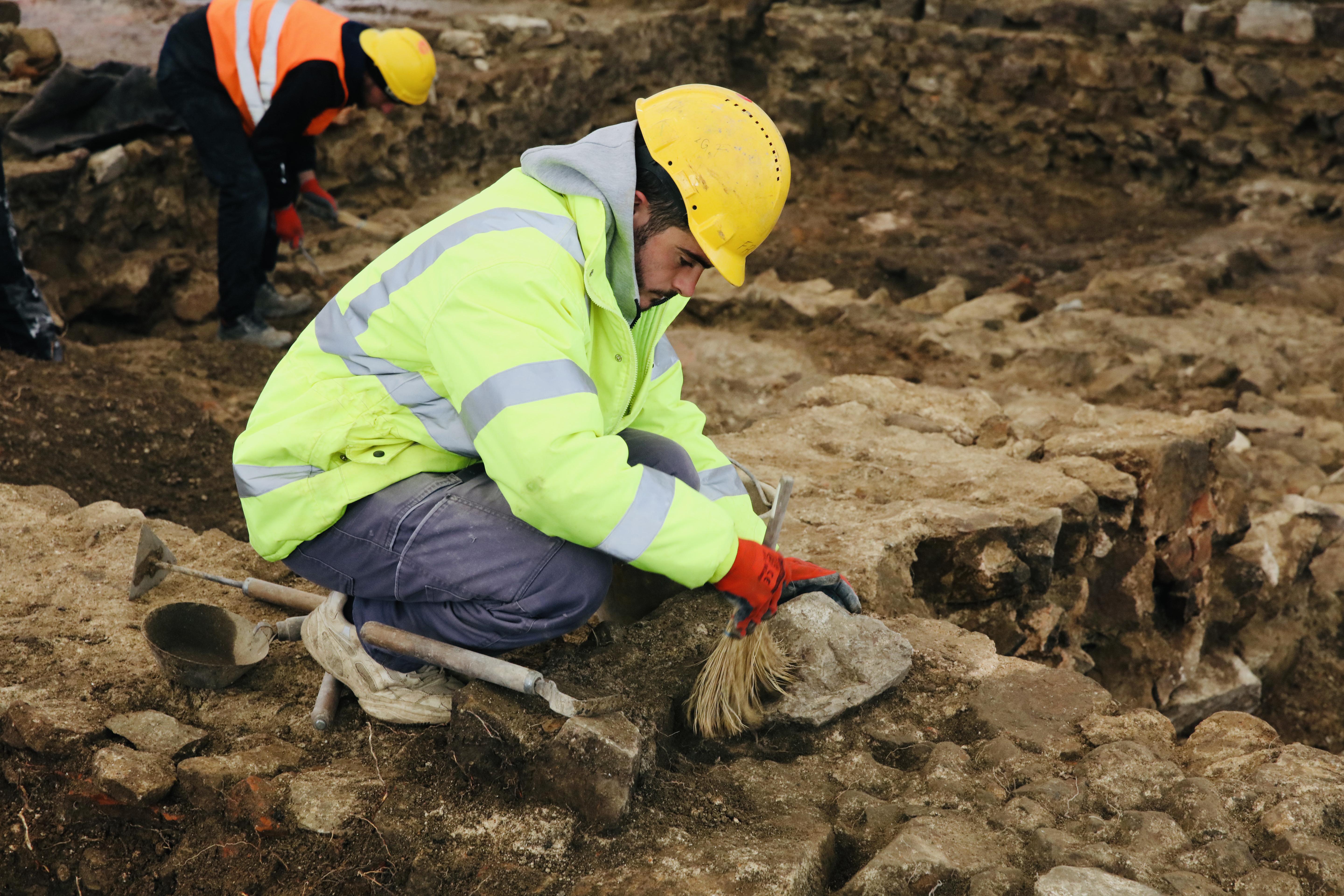 Na novoveške najdbe so naleteli že na 30 centimetrih globine, pod novoveškim nasutjem pa so na 80 centimetri globine našli dobro ohranjene rimske ostaline.