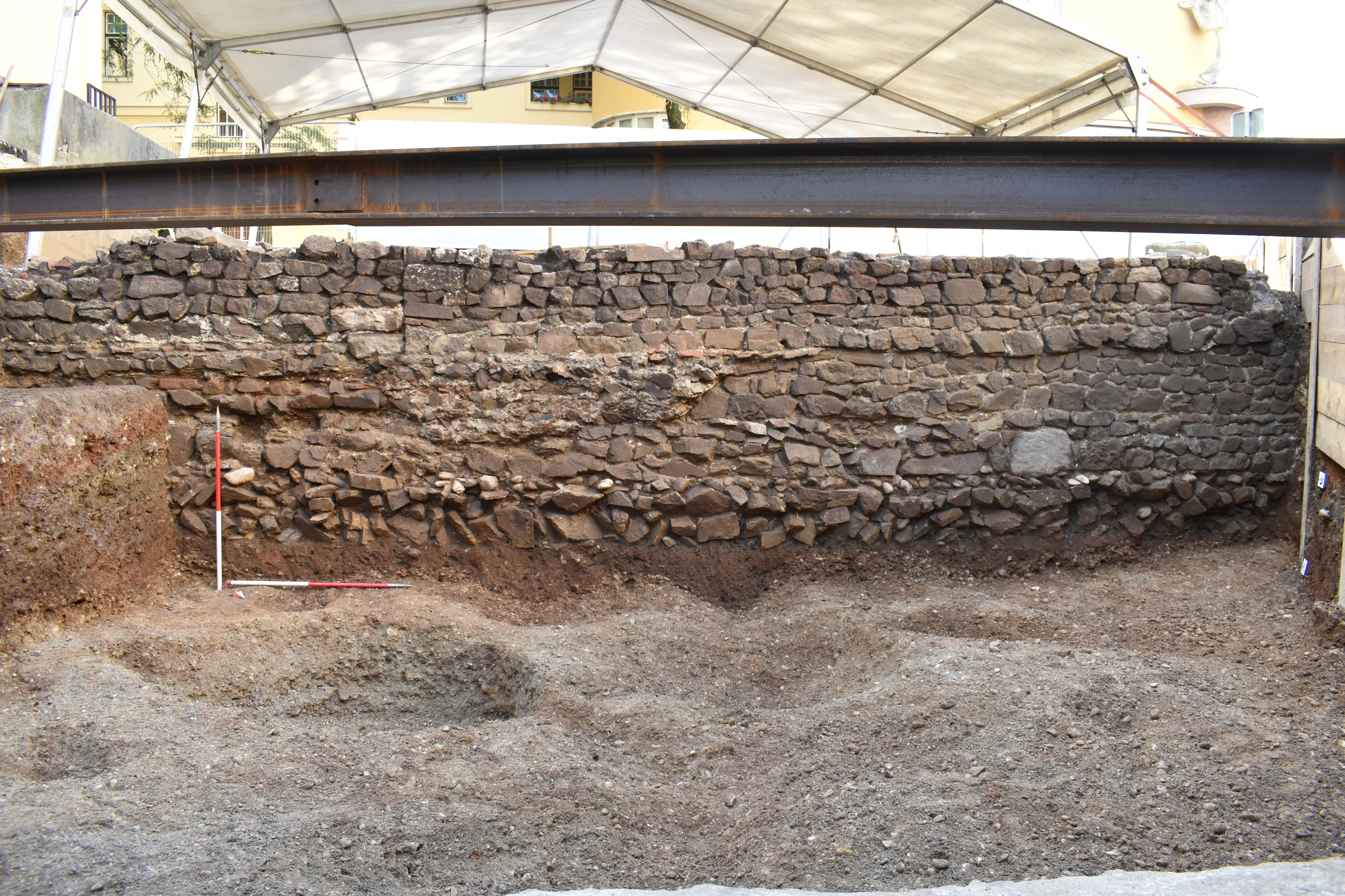 Ohranjen zunanji zid insule XVIII, ki je skupaj s temeljem v višino meril 2 metra. Izkopno polje ob Mali Drami.