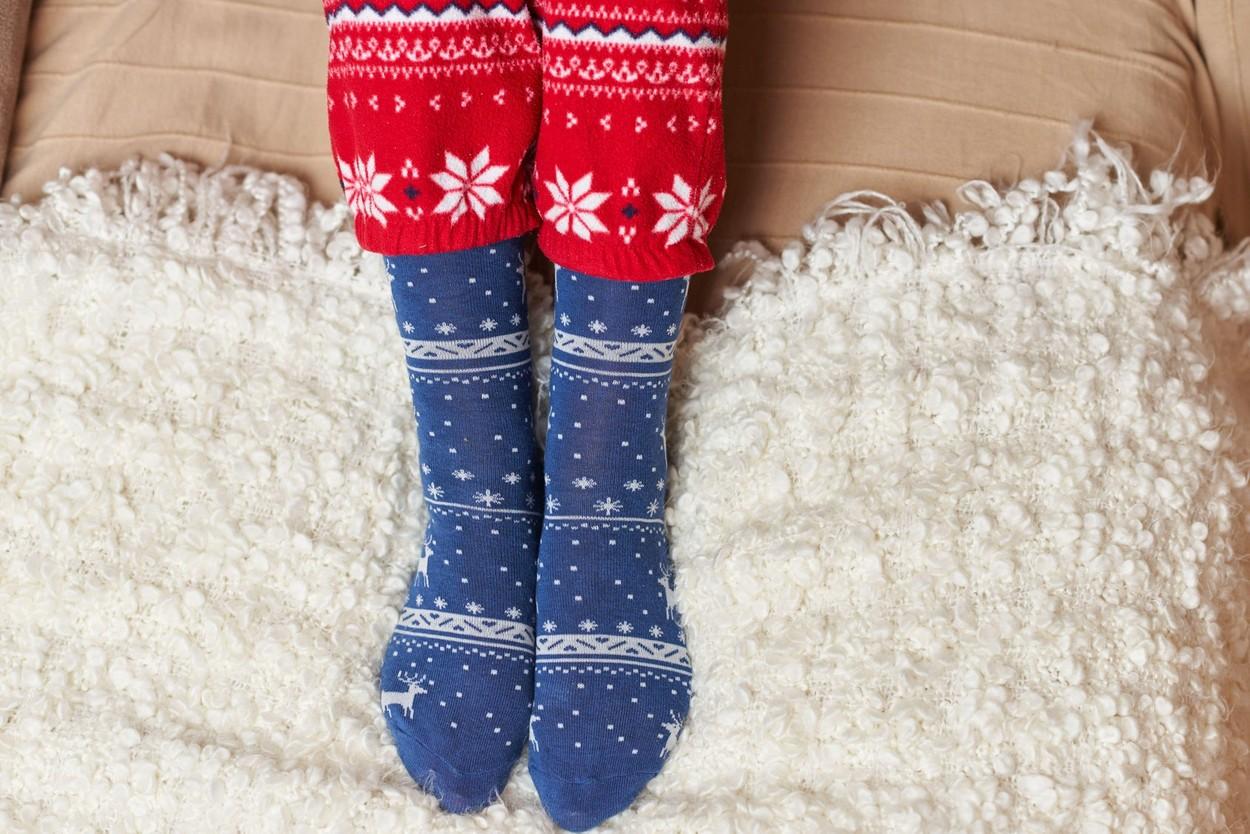 V darilo zavijete nogavice z božičnimi, sadnimi oziroma drugimi posebnimi motivi.