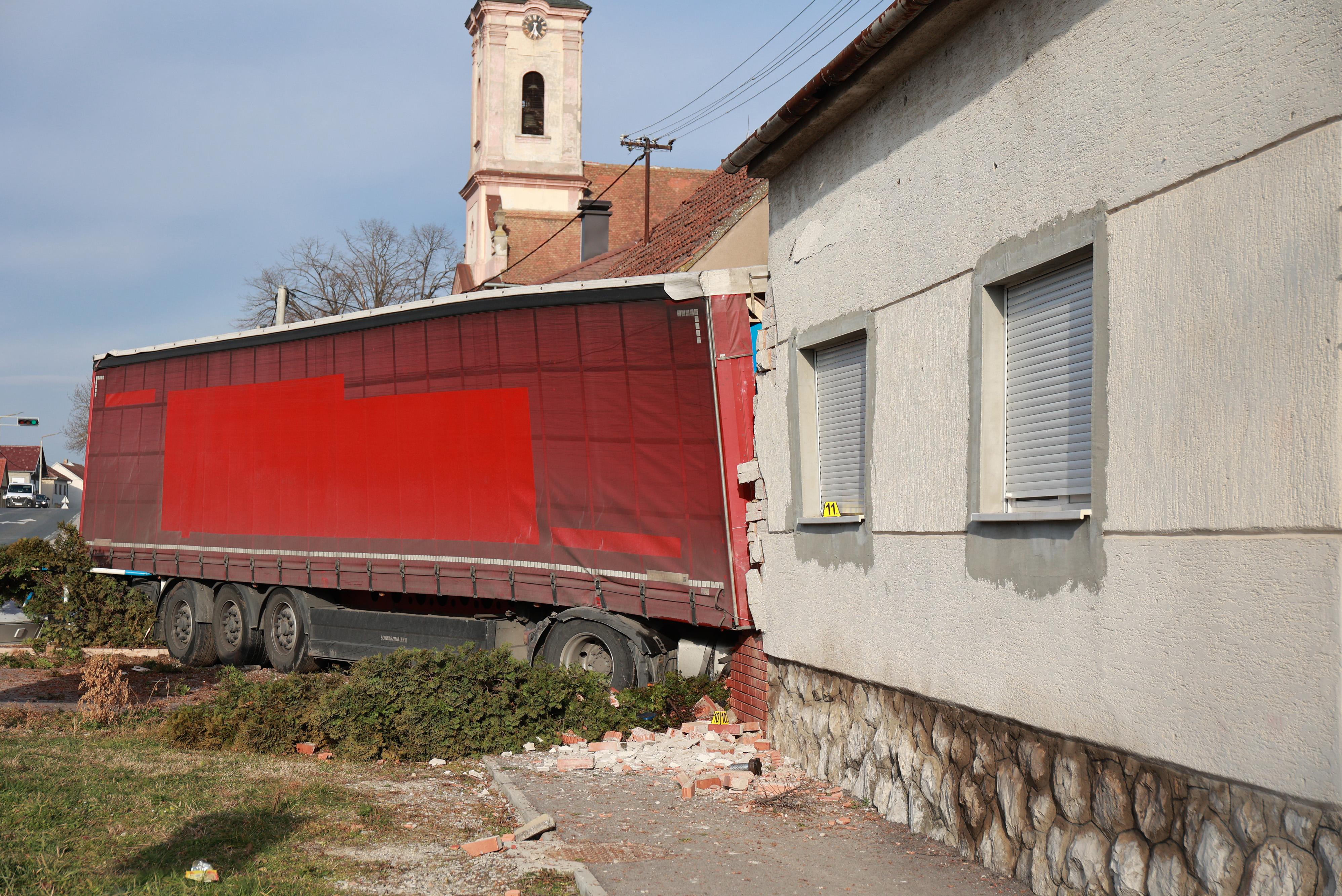 Sprednji del tovornjaka je prebil steno hiše.