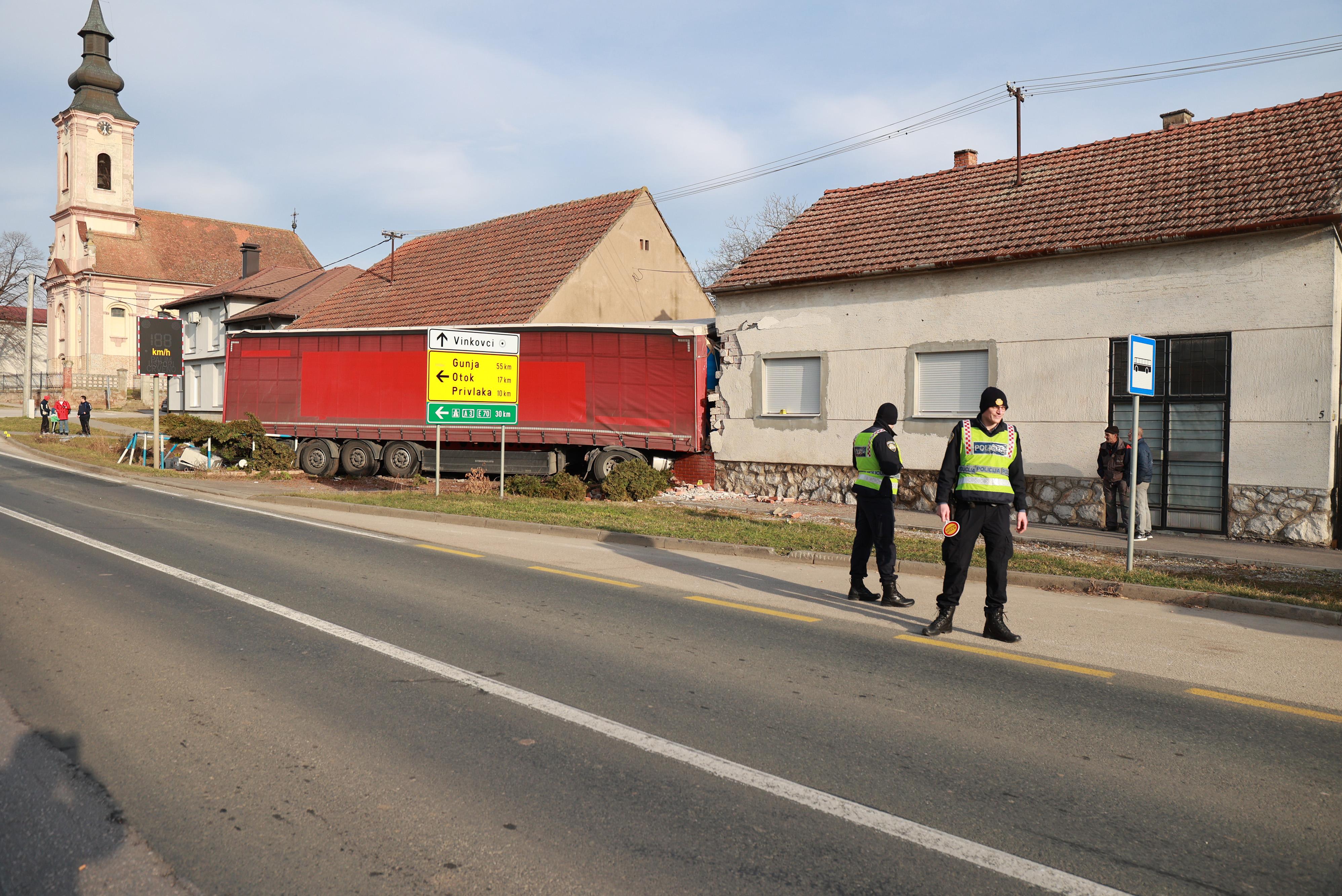 Poškodovana se zdravita v bolnišnici.