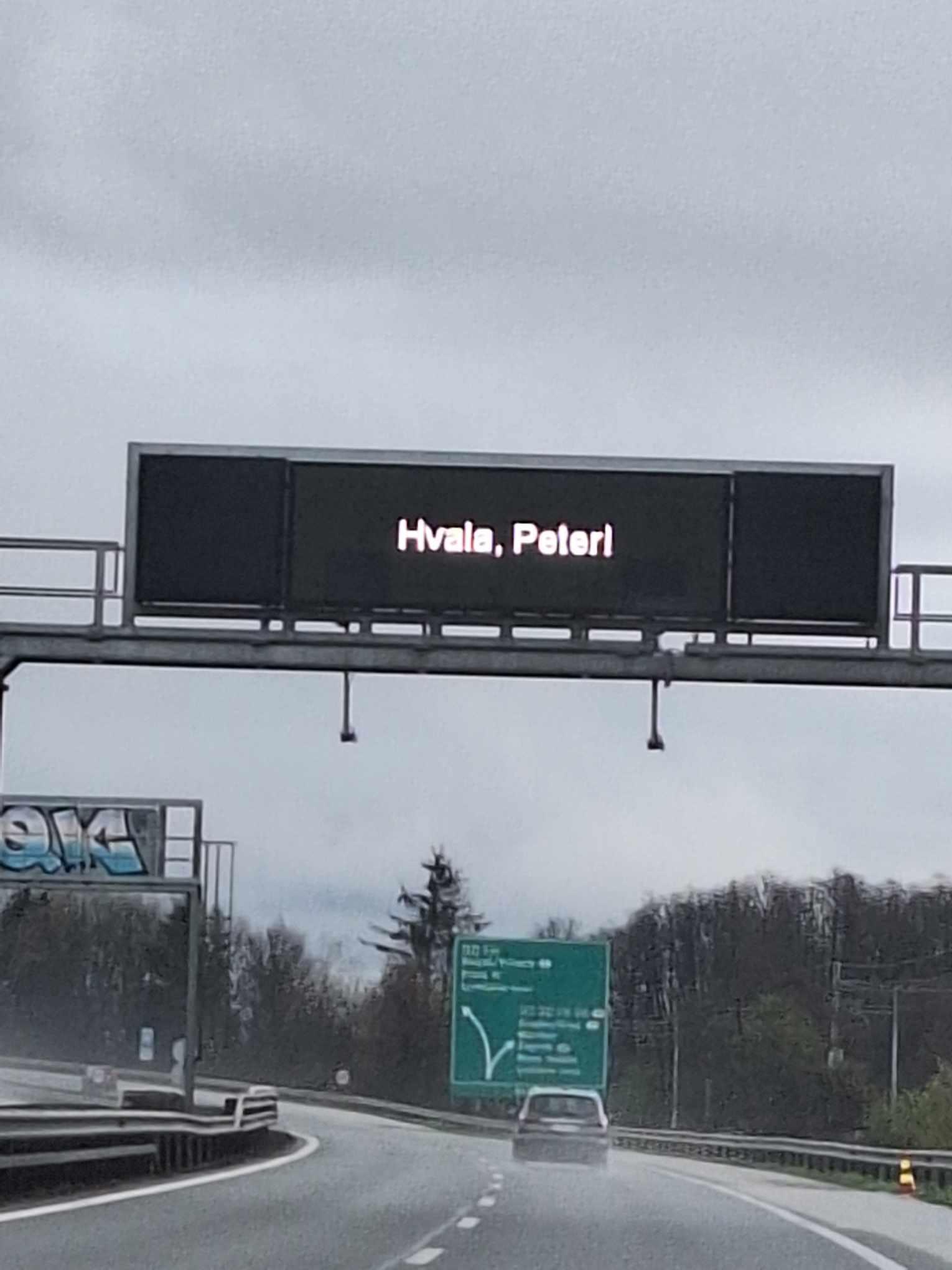S posebnim sporočilom na opozorilih tabla na avtocestah se je Prevcu priklonil tudi DARS.