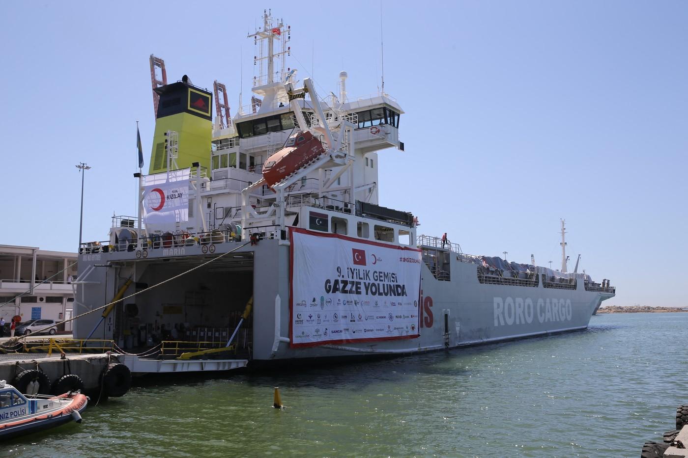 Humanitarna pomoč z ladjo.