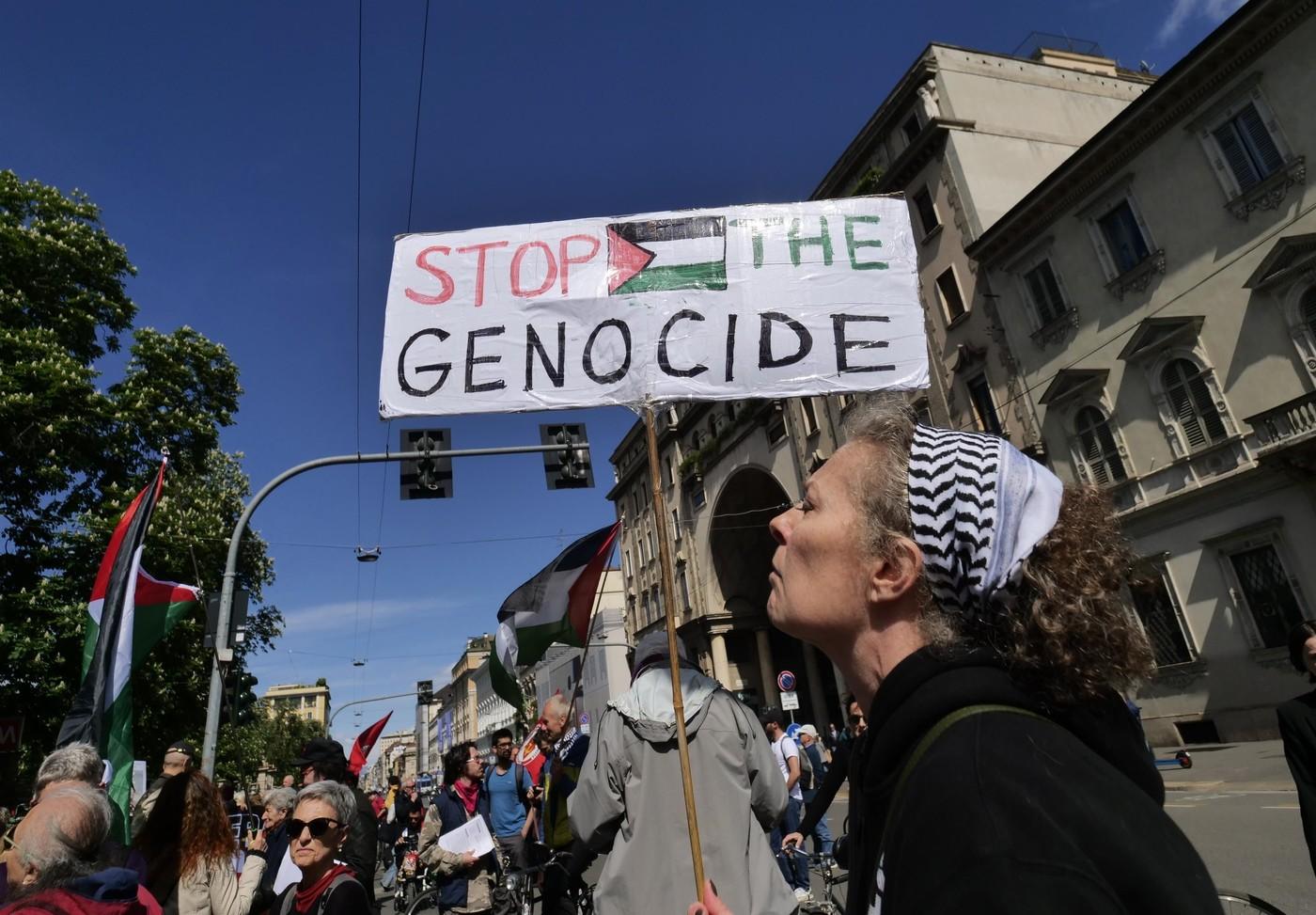 Protesti potekajo po celem svetu, zahtevaj konec izraelskih napadov na Palestino.