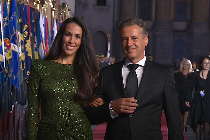 Tina Gaber je za državno proslavo izbrala vpadljivo večerno obleko.